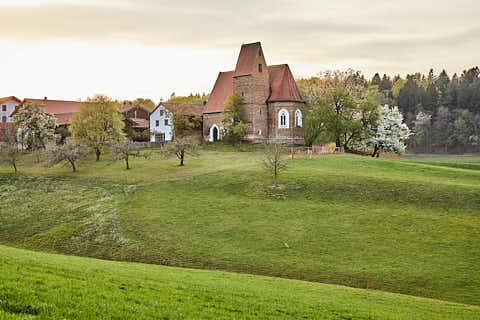Gemeinde Reischach Landkreis Altötting Berg Landschaft mit Kirche St. Veit (Dirschl Johann) Deutschland AÖ